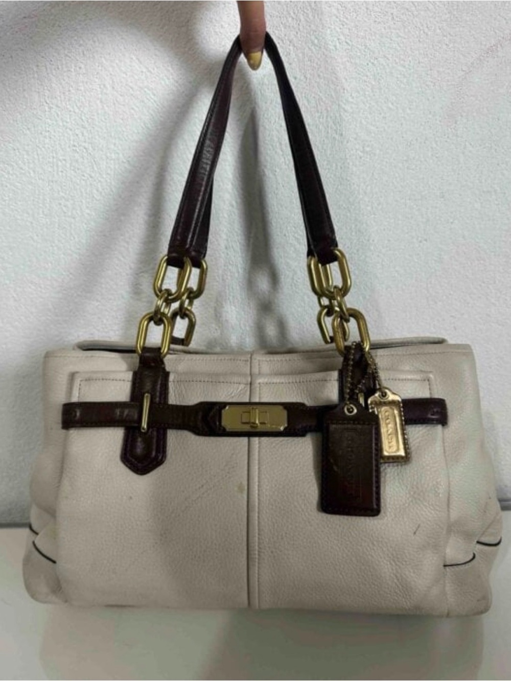 Coach Cream Leather Shoulder Bag with Dark Brown Trim and Gold Hardware Vintage